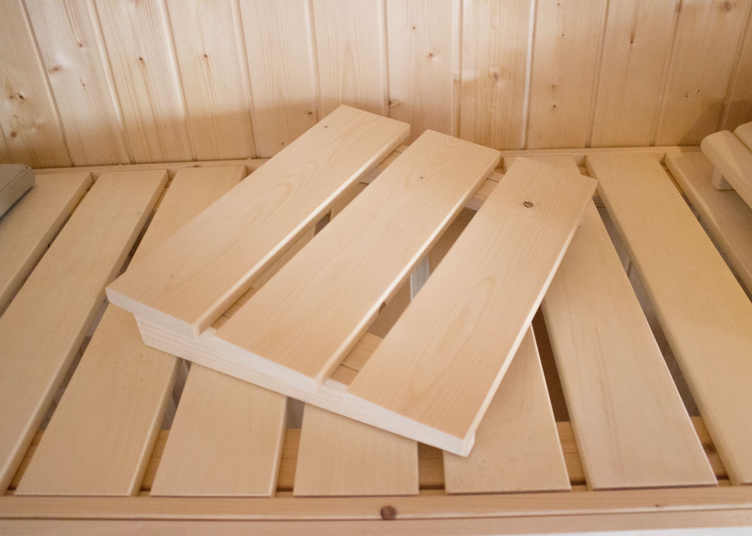 Karibu Kopfstütze Basic aus Holz, im Garten aufgebaut