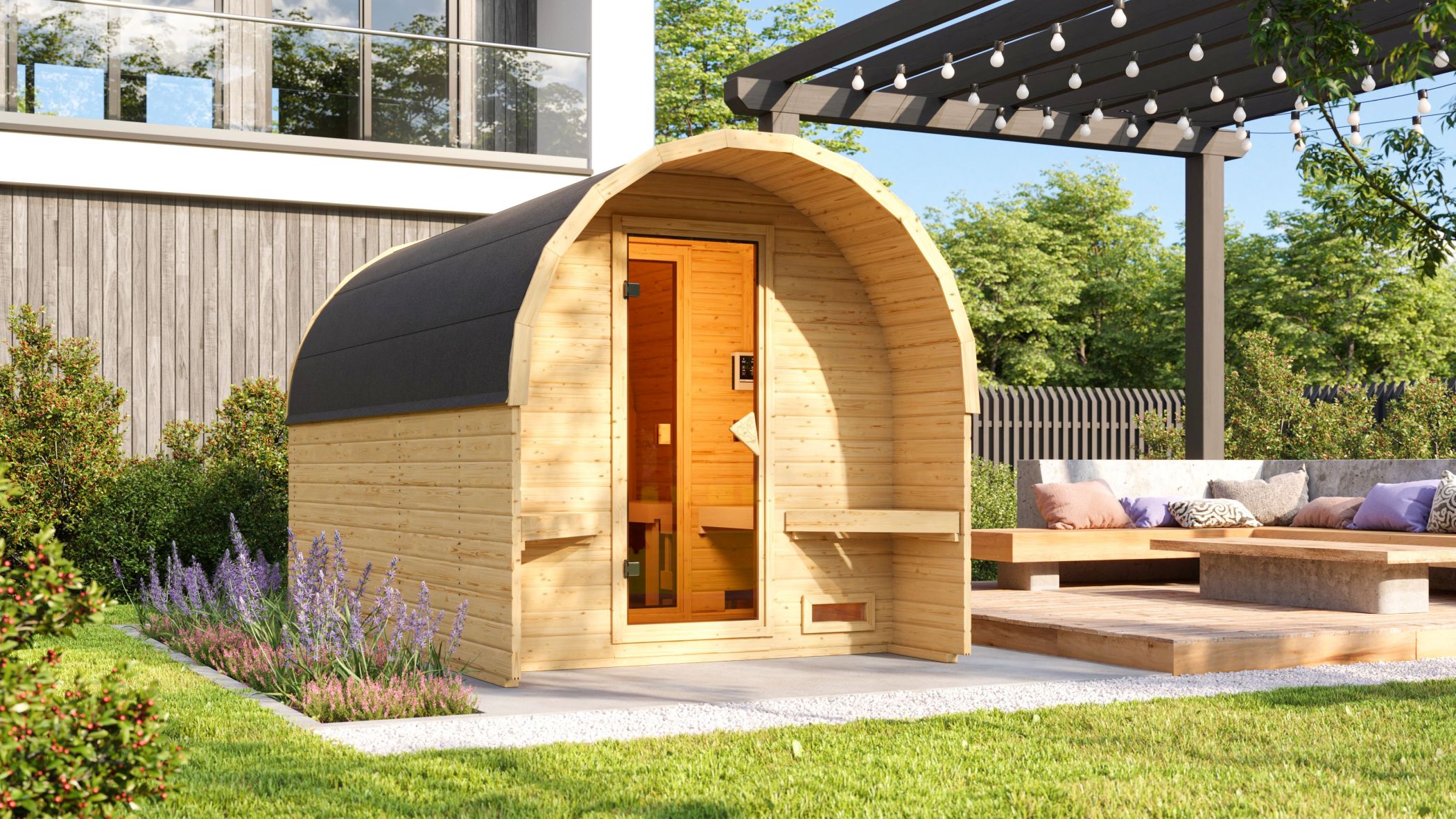 Karibu Fasshaus 3 aus Holz, im Garten aufgebaut