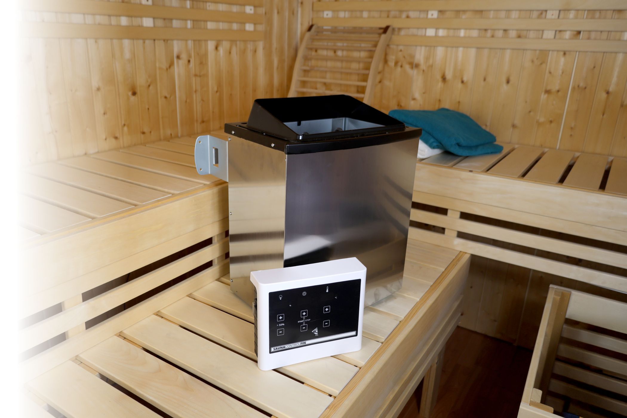 Karibu Saunahaus Ares 1 als Gartensauna aus Massivholz im Garten mit Glasfront
