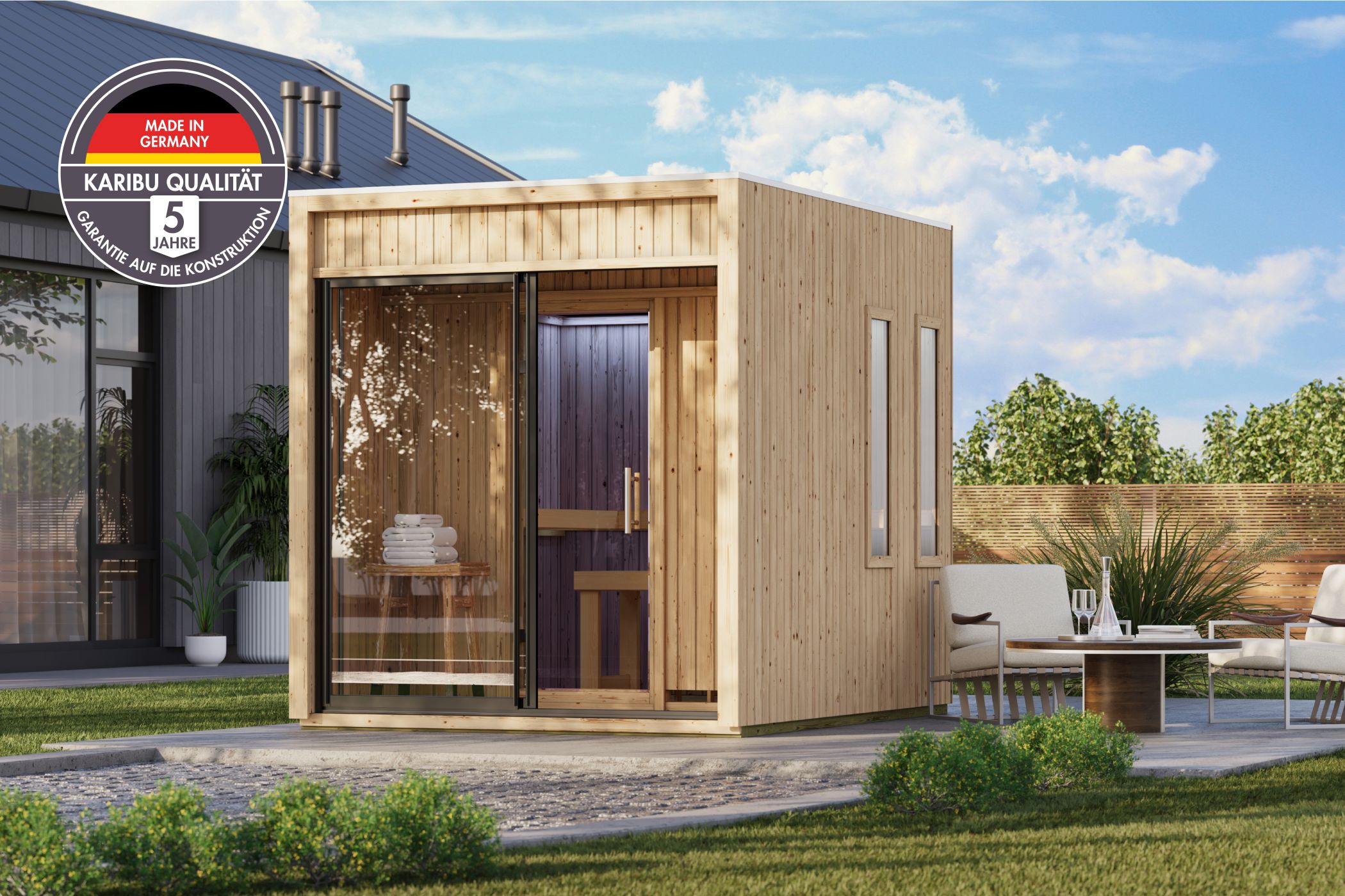 Karibu Saunahaus Delano als Gartensauna aus Massivholz im Garten mit Glasfront