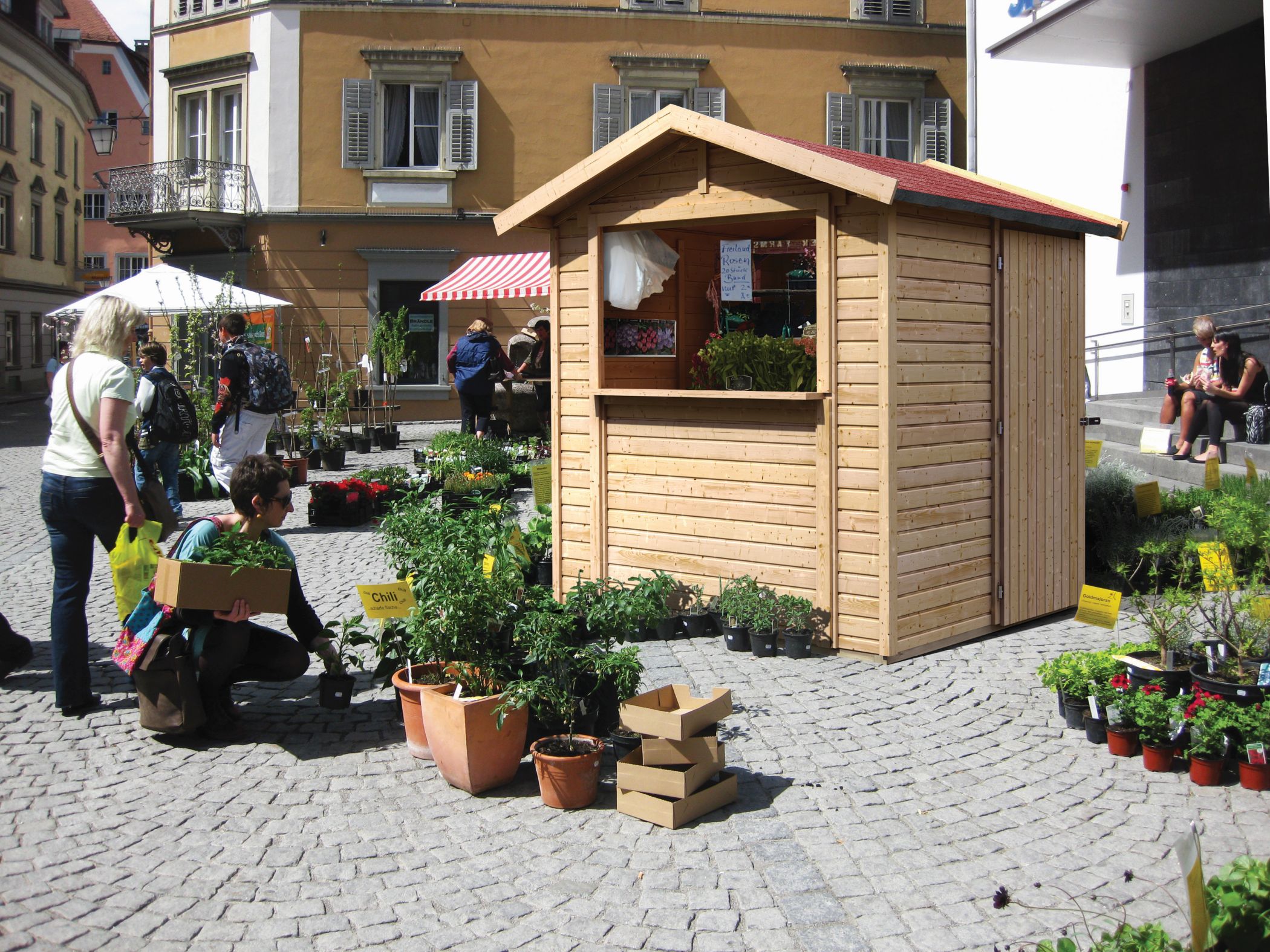 Karibu kleines Gartenhaus Verkaufshaus 1 aus Holz, im Garten aufgebaut