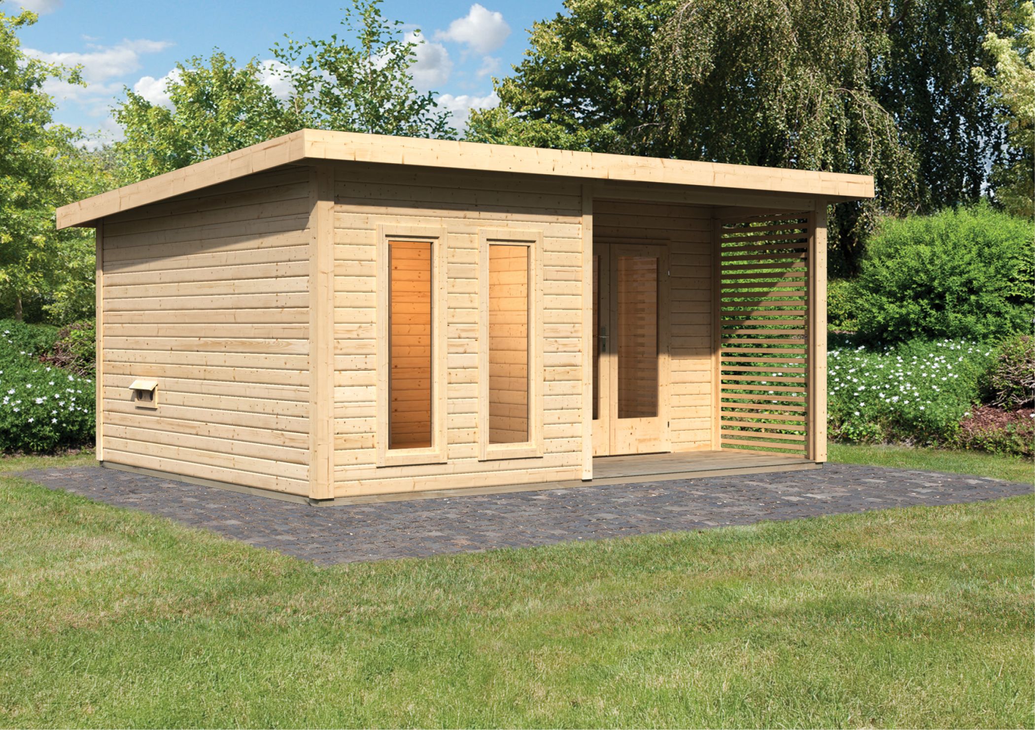 Karibu Saunahaus Mainburg 5 als Gartensauna aus Massivholz im Garten mit Glasfront