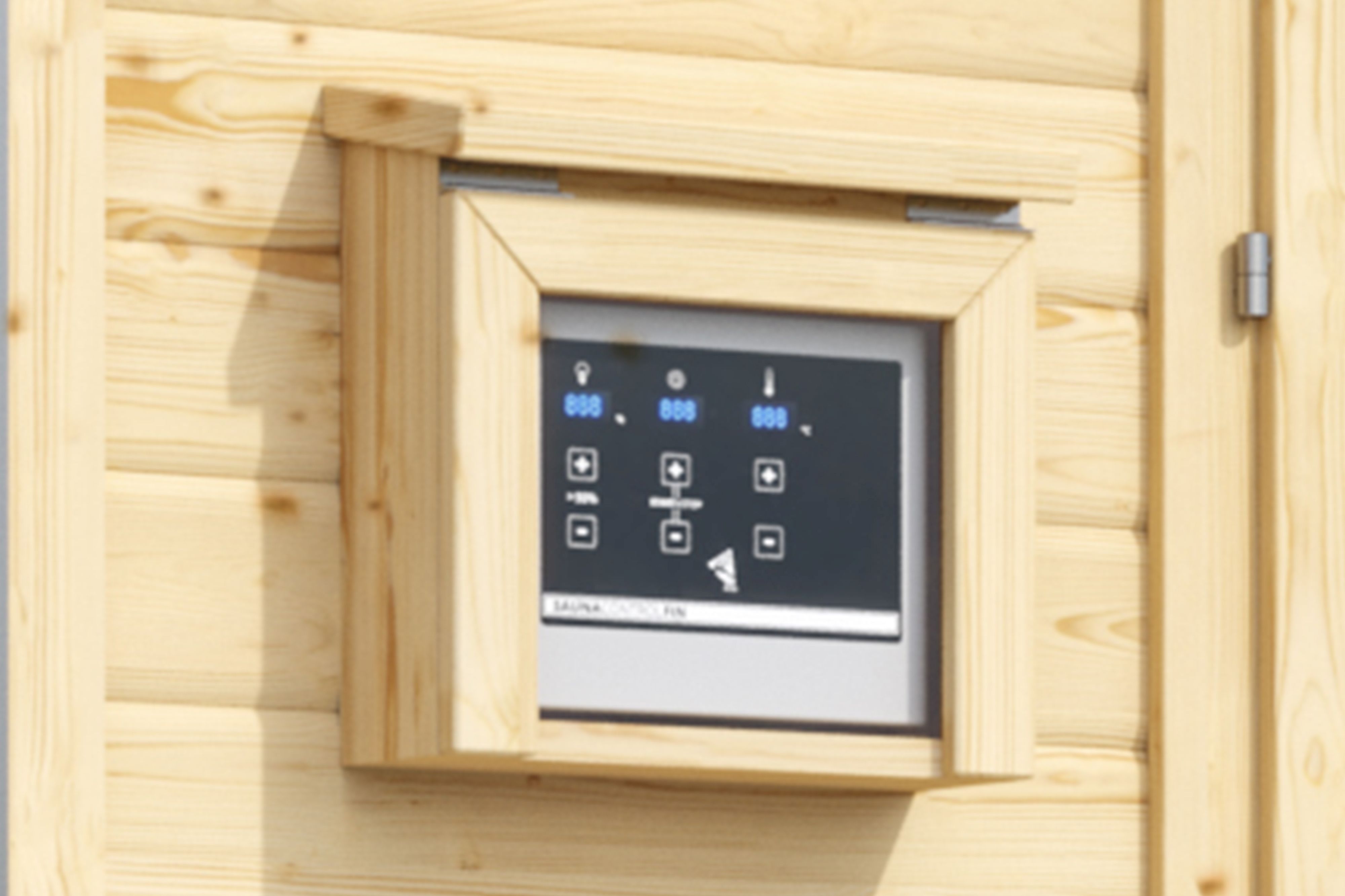 Außenansicht der Karibu Sauna Steuergerätverkleidung für den Außenbereich aus nordischer Fichte mit Ganzglastür