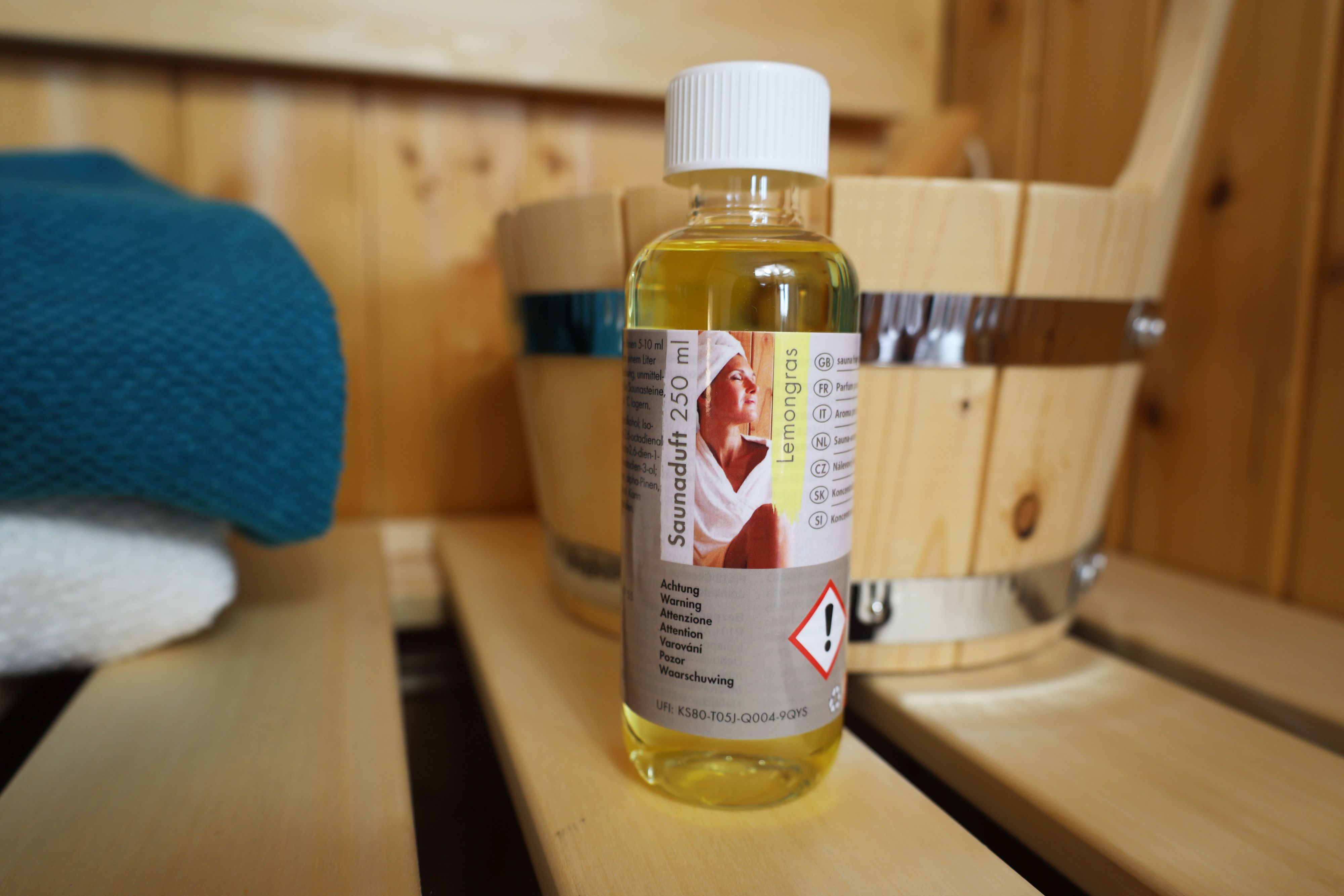 Karibu Saunaduft Lemongras 250ml / Lagerabverkauf aus Holz, im Garten aufgebaut