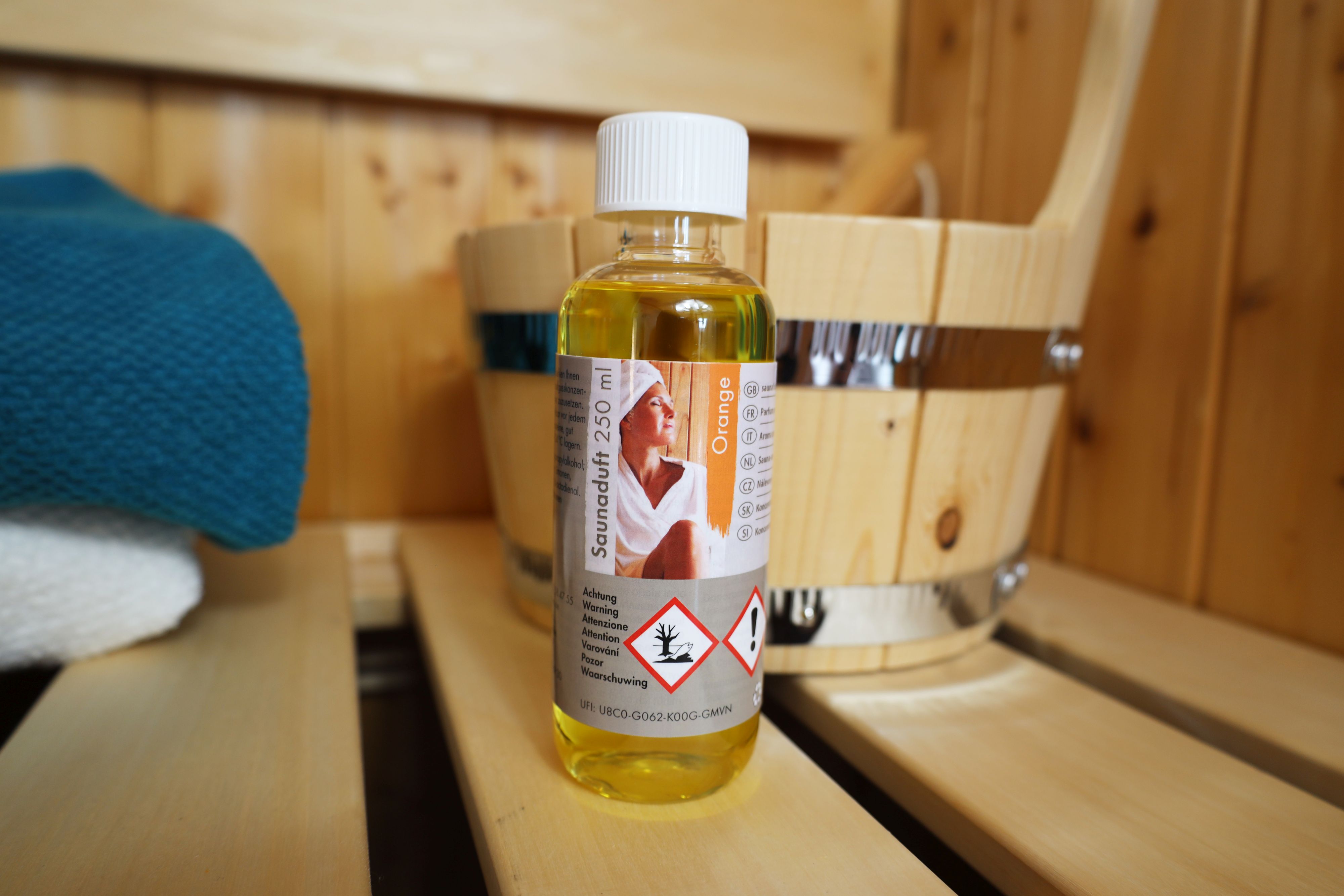 Karibu Saunaduft Orange 250ml / Lagerabverkauf aus Holz, im Garten aufgebaut