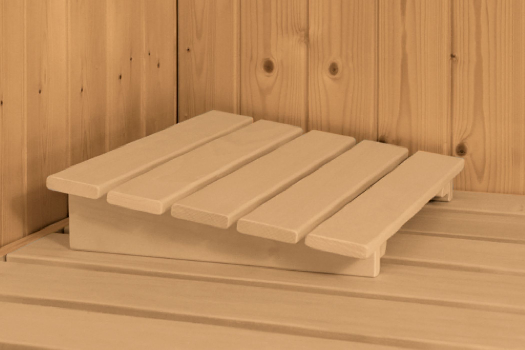 Ergonomische Kopfstütze aus hellem Espenholz als Zubehör für die Liege der Karibu Sauna Arvika