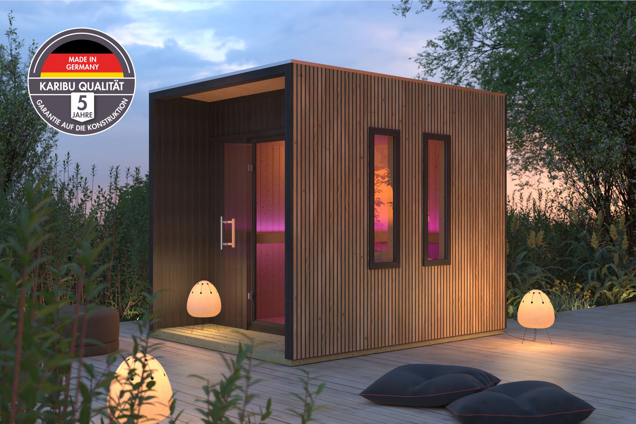 Karibu Saunahaus Laguna Douglasie als Gartensauna aus Massivholz im Garten mit Glasfront