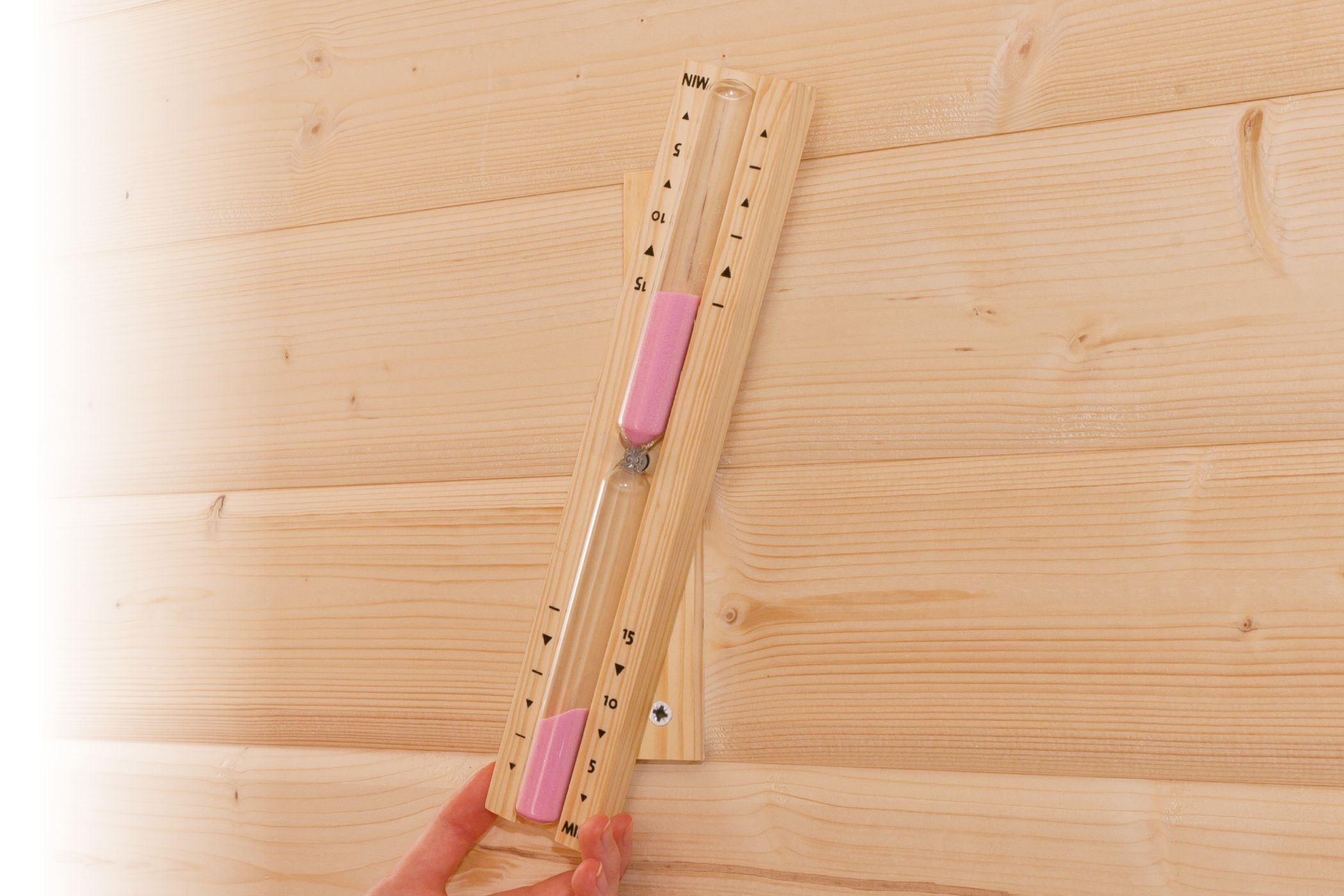Karibu Sanduhr Classic aus Holz, im Garten aufgebaut